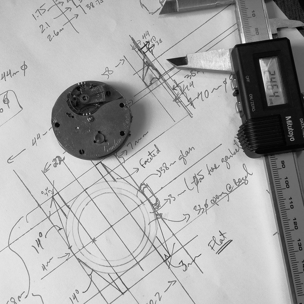 Design of case with measurements for bezel, case body, and dial.